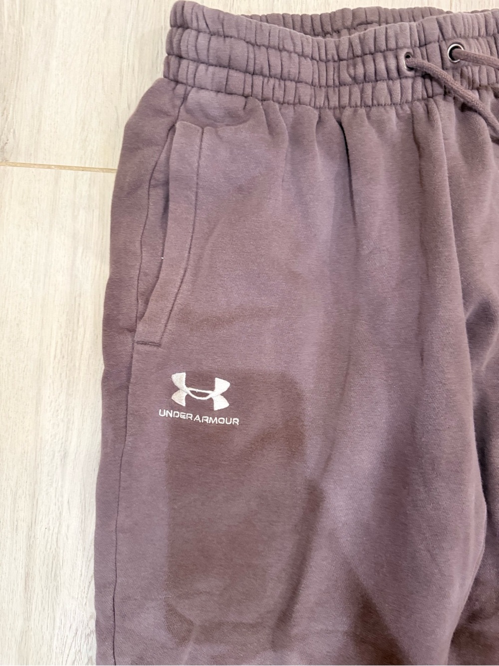 Under Armour women’s Mauve Jogger Sweatpants - Picture 2 of 3